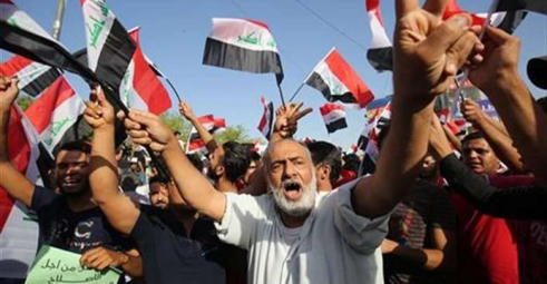 بالصور.. حرق اطارات وقطع للطريق في البصرة