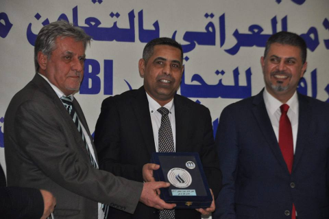 هادي جلو مرعي  يفوز بجائزة أفضل كاتب عمود صحفي للع
